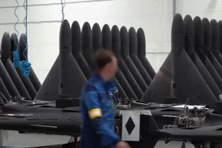 VIDEO: Rusko ukázalo „největší a nejtajnější“ továrnu na drony. Nad vchodem visí Stalin - Echo24.cz